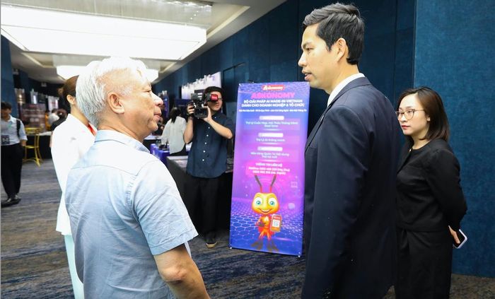 Tổng thư ký Tạp chí Kinh tế Việt Nam/VnEconomy Đào Quang Bính chia sẻ với ông Lê Hồng Quang, Tổng Giám đốc Tập đoàn MISA về bộ giải pháp AI Made in Vietnam Askonomy dành cho doanh nghiệp và tổ chức - Ảnh Việt Dũng.