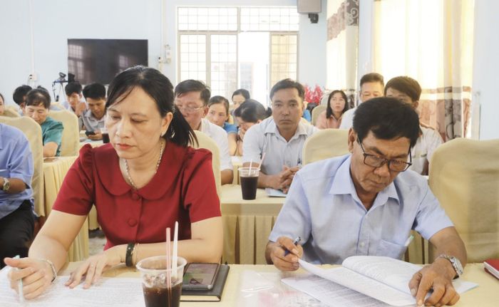 Các đại biểu tham dự hội nghị tuyên truyền giảm thiểu tình trạng tảo hôn và hôn nhân cận huyết thống.