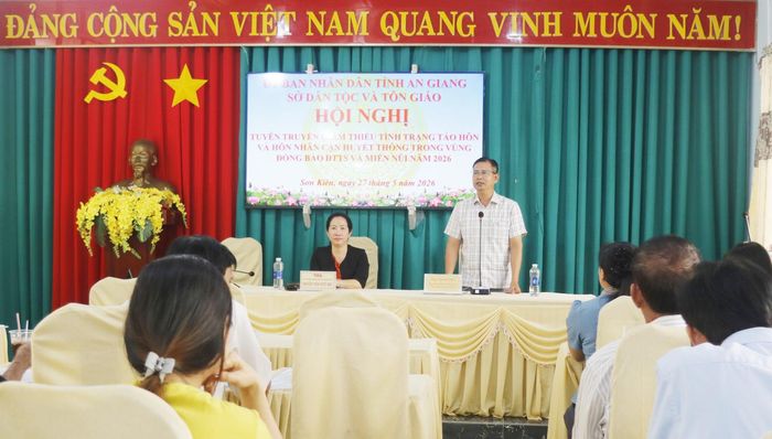Phó Giám đốc Sở Dân tộc và Tôn giáo tỉnh An Giang Danh Tha giới thiệu nội dung các quy định pháp luật về tảo hôn, hôn nhân cận huyết thống.