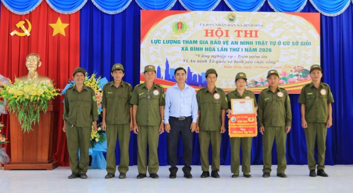 Chủ tịch UBND xã Nguyễn Tấn Phong, Trưởng ban Chỉ đạo hội thi trao giải nhất cho đội xúat sắc.