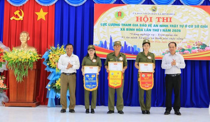 Ban Giám khảo trao các giải cá nhân.