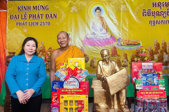 Ủy viên Ban Thường vụ Tỉnh ủy, Phó Chủ tịch Thường trực HĐND tỉnh An Giang Lê Hồng Thắm tặng quà Hòa thượng Chau Sơn Hy, trụ trì chùa Srò Lôn (xã Ô Lâm).