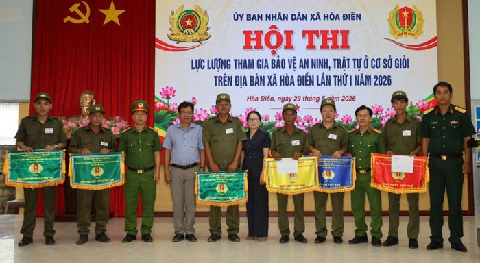 Ban tổ chức trao giải cho các tập thể, cá nhân có thành tích xuất sắc tại hội thi.