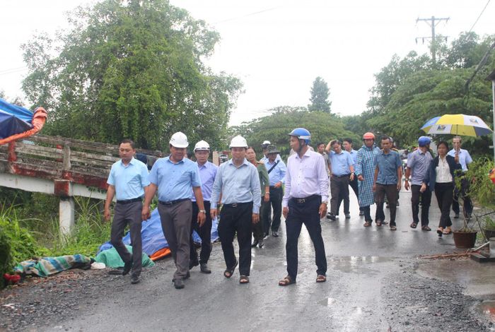 Phó Chủ tịch UBND tỉnh An Giang Lê Trung Hồ cùng đoàn công tác kiểm tra dự án nâng cấp, sửa chữa tuyến đê đông kênh Xã Đội (xã Phú Hòa).