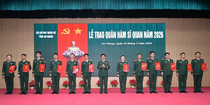 Đại tá Nguyễn Văn Hiền, Phó Chỉ huy trưởng,Tham mưu trưởng Bộ Chỉ huy Quân sự tỉnh trao quyết định thăng quân hàm sỹ quan.