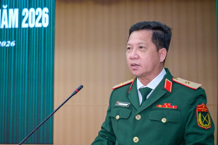 Thiếu tướng Nguyễn Văn Hùng, Ủy viên Ban Thường vụ Tỉnh ủy, Chỉ huy trưởng Bộ Chỉ huy Quân sự tỉnh An Giang phát biểu tại buổi lễ.