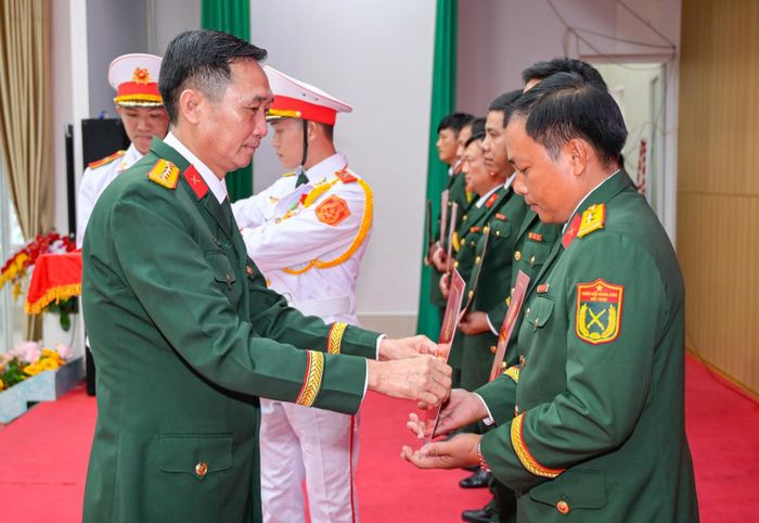 Đại tá Cao Minh Tâm, Phó Chính ủy Bộ Chỉ huy Quân sự tỉnh An Giang trao quyết định thăng quân hàm sỹ quan.