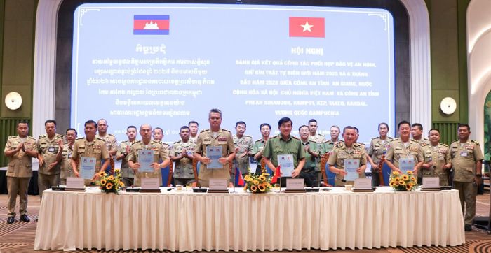 Giám đốc Công an 6 tỉnh, gồm: An Giang, Preah Sihanouk, Kampot, Kep, Takeo và Kandal ký kết biên bản phối hợp về bảo vệ an ninh, giữ gìn trật tự tuyến biên giới.
