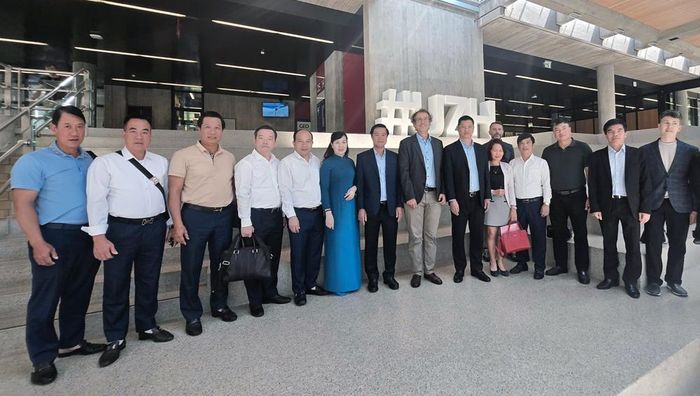  Lãnh đạo trường Đại học Zurich chụp ảnh lưu niệm với Đoàn công tác của tỉnh Bắc Ninh. 