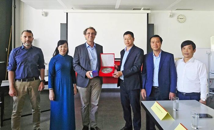  Đồng chí Trần Huy Phương trao tặng đĩa di sản của tỉnh Bắc Ninh được UNESCO vinh danh cho GS-TS Stephan Neuhaus, Phó Hiệu trưởng phân ban khoa học. 