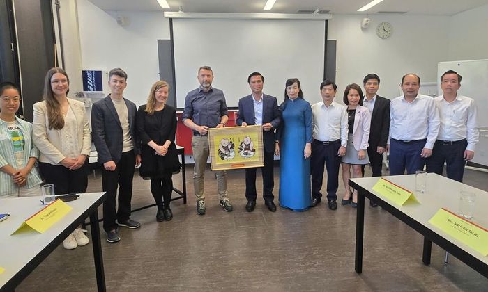  Đồng chí Lê Xuân Lợi tặng tranh dân gian Đông Hồ cho các giảng viên của Trường Đại học Zurich. 