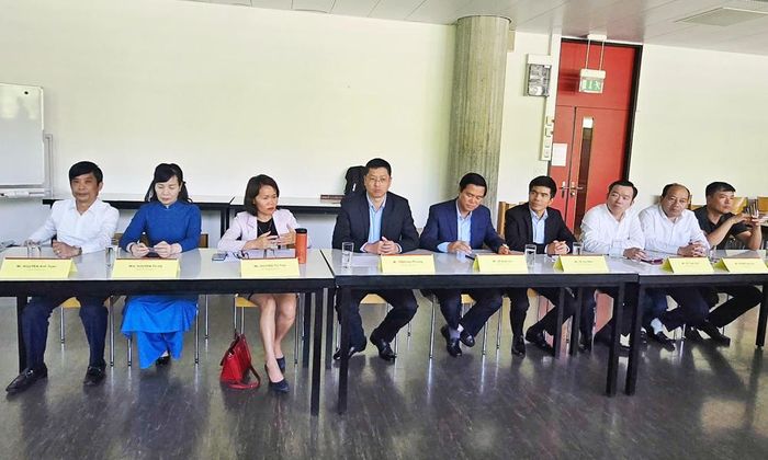  Các đồng chí lãnh đạo tỉnh tham gia tọa đàm khoa học với các giảng viên của Trường Đại học Zurich. 