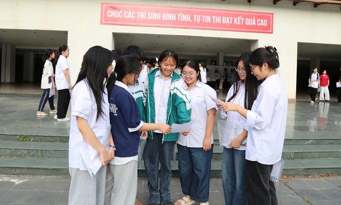 Thí sinh tại điểm thi Trung học phổ thông Chuyên Bắc Ninh trao đổi bài sau khi hoàn thành môn thi chuyên.