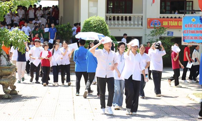 Thí sinh "đội nắng" đến trường thi.