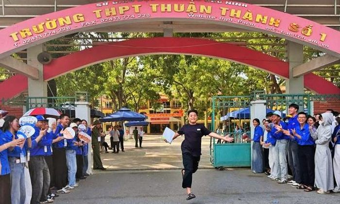 Thí sinh tại điểm thi Trung học phổ thông Thuận Thành số 1 (phường Thuận Thành) phấn khởi khi hoàn thành tốt bài thi môn Tiếng Anh.
