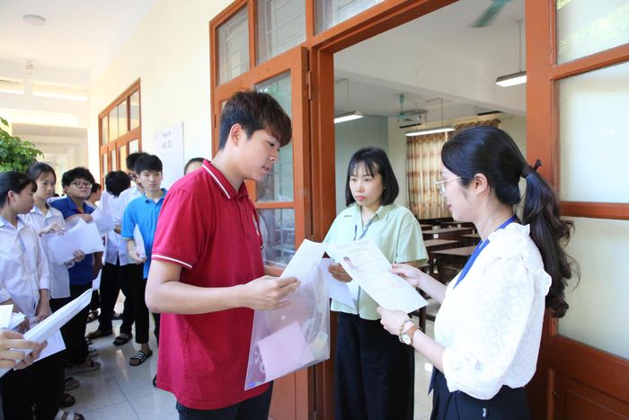 Thí sinh tham dự kỳ thi tại Trường Trung học phổ thông Lý Nhân Tông (phường Kinh Bắc).