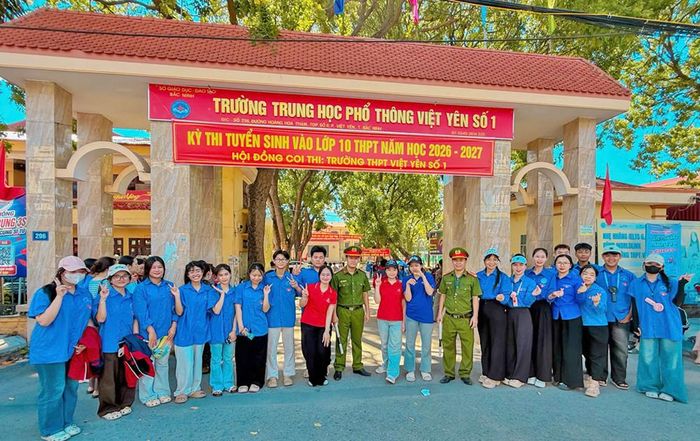 Các lực lượng tham gia tiếp sức mùa thi tại Trường Trung học phổ thông Việt Yên số 1.