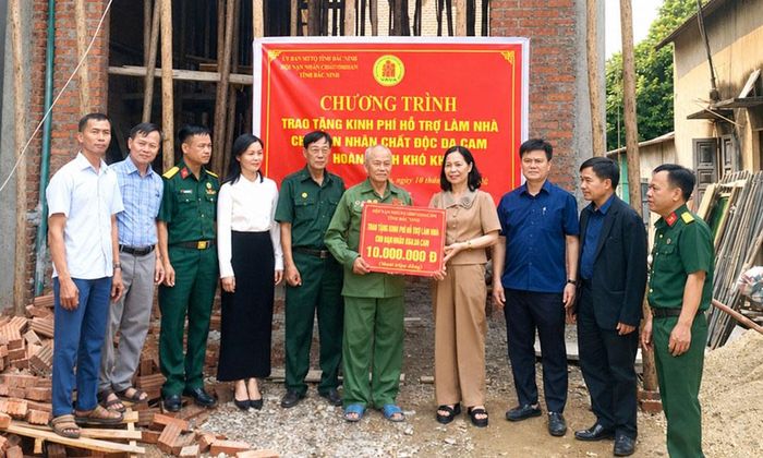  Hội Nạn nhân chất độc da cam/dioxin tỉnh trao tiền hỗ trợ làm nhà cho gia đình nạn nhân tại phường Tân An. Ảnh: Hoài Phương. 