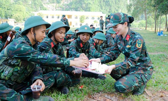 Hoa quả tươi góp phần bổ sung năng lượng để chiến sĩ mới hoàn thành tốt các bài kiểm tra.