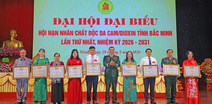  Lãnh đạo Trung ương Hội Nạn nhân chất độc da cam/dioxin Việt Nam tặng Bằng khen cho các cá nhân có thành tích xuất sắc trong phong trào thi đua "Vì nạn nhân chất độc da cam/dioxin". 