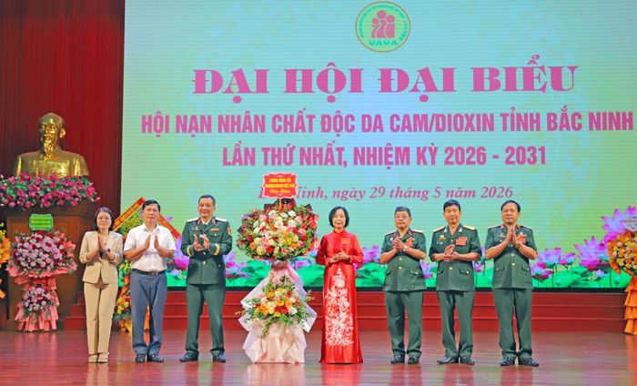  Thiếu tướng Đỗ Hồng Lâm, Phó Chủ tịch Thường trực Trung ương Hội Nạn nhân chất độc da cam/dioxin Việt Nam tặng hoa chúc mừng Đại hội. 