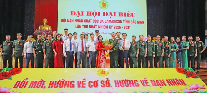  Các đại biểu chúc mừng Ban Chấp hành Hội Nạn nhân chất độc da cam/dioxin tỉnh Bắc Ninh khóa I, nhiệm kỳ 2026-2031. 