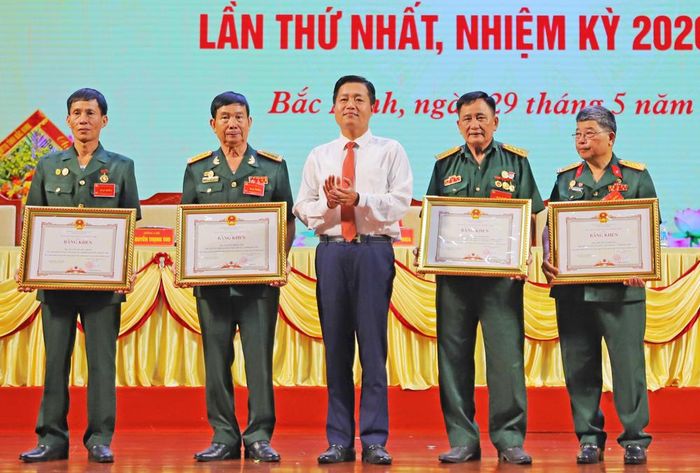  Lãnh đạo Ủy ban MTTQ tỉnh tặng Bằng khen của UBND tỉnh cho các cá nhân có thành tích xuất sắc trong công tác Hội. 