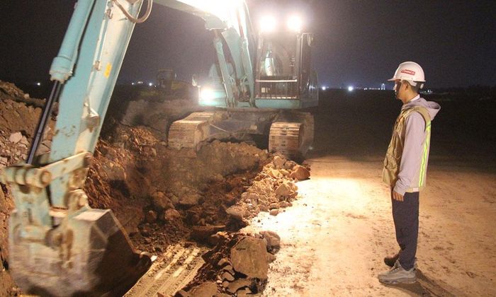  Thi công cả ban đêm để bảo đảm tiến độ. 
