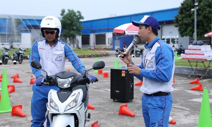 Nhân viên Honda Việt Nam hướng dẫn cách kiểm tra phương tiện an toàn trước khi điều khiển. 