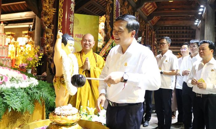  Đồng chí Nguyễn Việt Oanh thực hiện nghi thức tắm Phật nhân Đại lễ Phật đản tại chùa Phật Tích. 