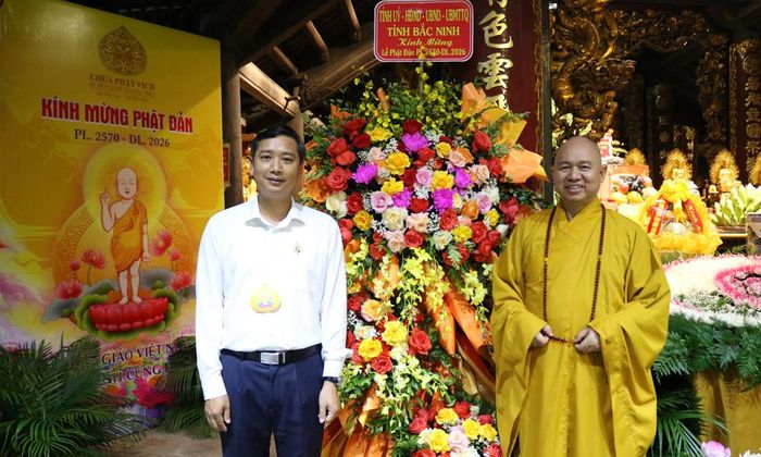  Đồng chí Nguyễn Việt Oanh chúc mừng Thượng tọa Thích Đức Thiện nhân Đại lễ Phật đản 2026. 