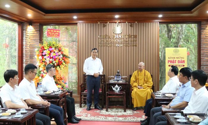  Chủ tịch HĐND tỉnh Nguyễn Việt Oanh phát biểu chúc mừng Đại lễ Phật đản 2026 tại chùa Phật Tích. 