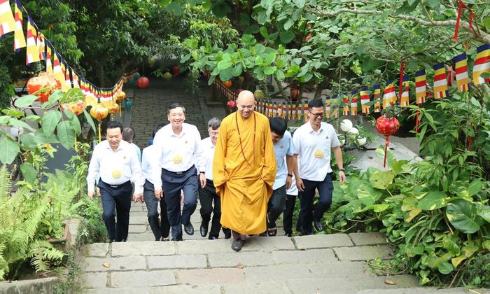  Các đại biểu tham quan chùa Phật Tích. 