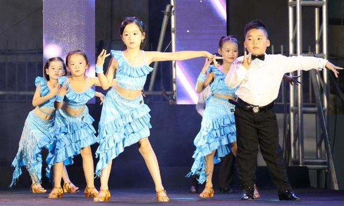  Thiếu nhi Câu lạc bộ Dancesport Elite Kids (xã Kép) biểu diễn tại Liên hoan. 