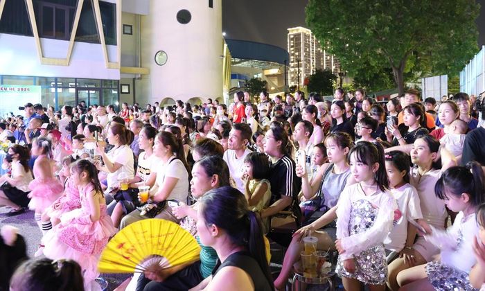  Đông đảo phụ huynh và thiếu nhi cổ vũ cho các đội tại Liên hoan. 