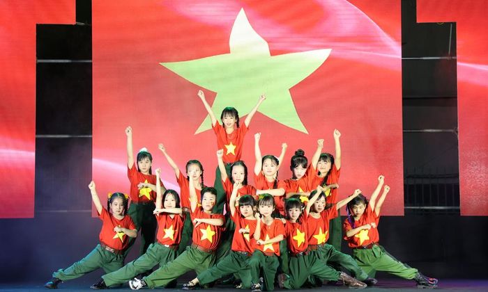  Tiết mục nhảy “Đường lên phía trước - Viết tiếp câu chuyện hòa bình” của Câu lạc bộ Năng khiếu Pha Lê (xã Hiệp Hòa). 