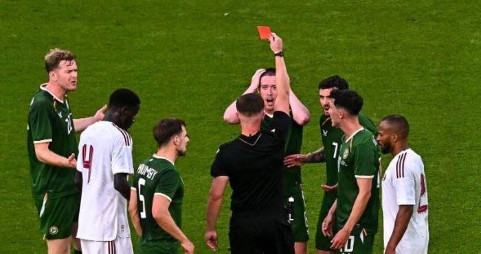 Trận đấu nóng lên bởi chiếc thẻ đỏ của Ireland.