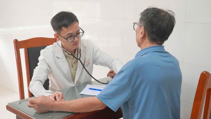 Bác sĩ Bệnh viện Đà Nẵng khám sàng lọc miễn phí cho người dân. Ảnh: T.A