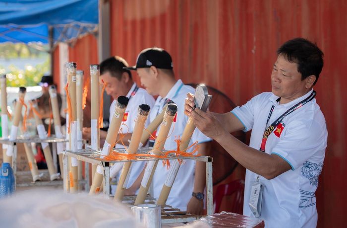 Đội Đà Nẵng (Việt Nam) khẩn trương hoàn thiện các công đoạn cuối cùng để chuẩn bị cho đêm mở màn. Ảnh: NGỌC HÀ