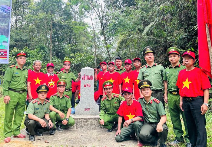 Công an xã Avương phối hợp chính quyền địa phương tổ chức chuyến hành quân, đưa người có uy tín lên cột mốc chủ quyền 678. Ảnh: ĐĂNG NGUYÊN