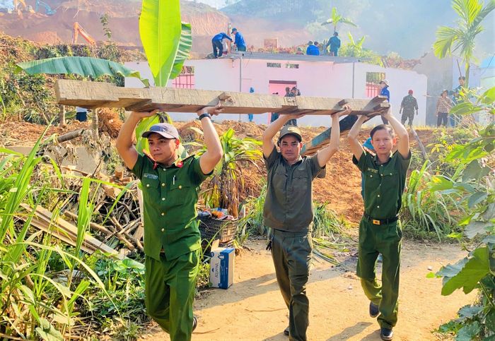 Cán bộ, chiến sĩ giúp tháo dỡ, vận chuyển vật liệu nhà ở để triển khai dự án trường nội trú liên cấp. Ảnh: ĐĂNG NGUYÊN