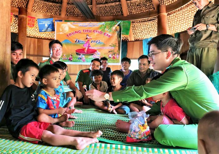 Công an xã Avương tổ chức chương trình "Trung thu cho em" tại thôn Aur. Ảnh: ĐĂNG NGUYÊN
