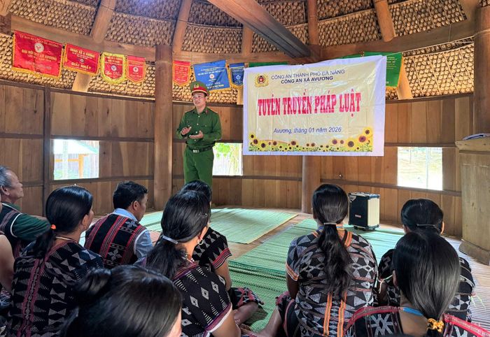 Trung tá Ngô Văn Thìn, Trưởng Công an xã Avương tuyên truyền pháp luật cho đồng bào Cơ Tu. Ảnh: ĐĂNG NGUYÊN