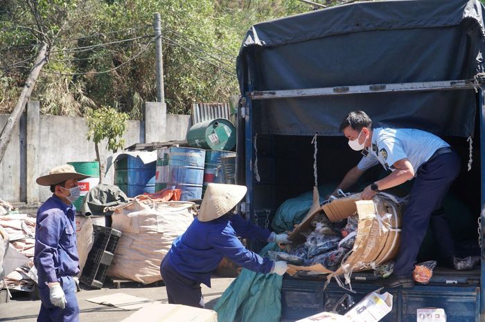 Vận chuyển sản phẩm vi phạm đến nhà máy xử lý rác thải của Công ty TNHH Thương mại và xây dựng An Sinh (xã Đại Lộc). Ảnh: TÂM ĐAN