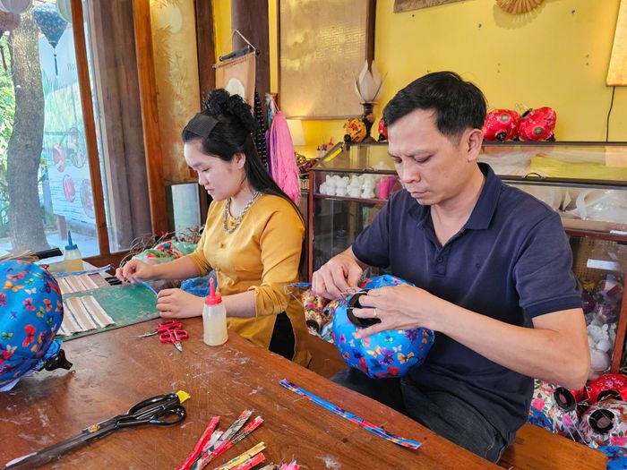 Ông Võ Đình Hoàng (phải) mong muốn quảng bá văn hóa trực quan trên sản phẩm. Ảnh: TRẦN TRÚC