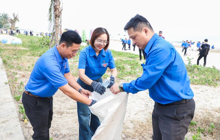 Hoạt động ra quân bảo vệ môi trường được tổ chức thường xuyên, góp phần để thành phố luôn "xanh - sạch - đẹp". Ảnh: NGỌC PHÚ