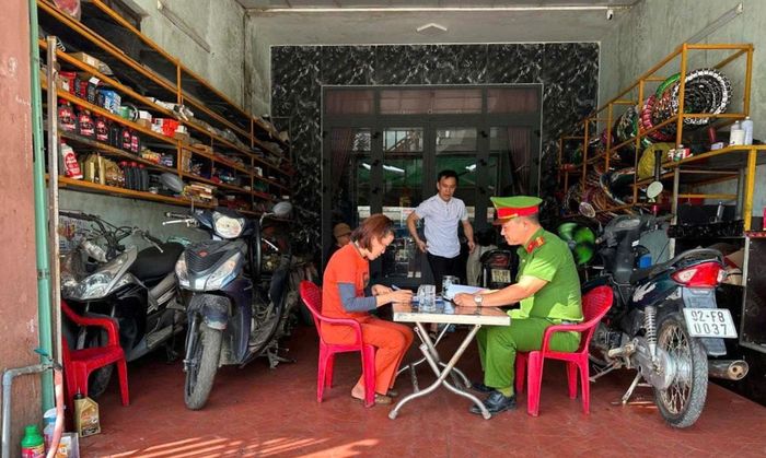 Công an xã Tây Hồ tuyên truyền và yêu cầu cơ sở kinh doanh, sửa chữa mô tô, xe máy, xe điện ký cam kết chấp hành các quy định về trật tự, an toàn giao thông. Ảnh: C.A
