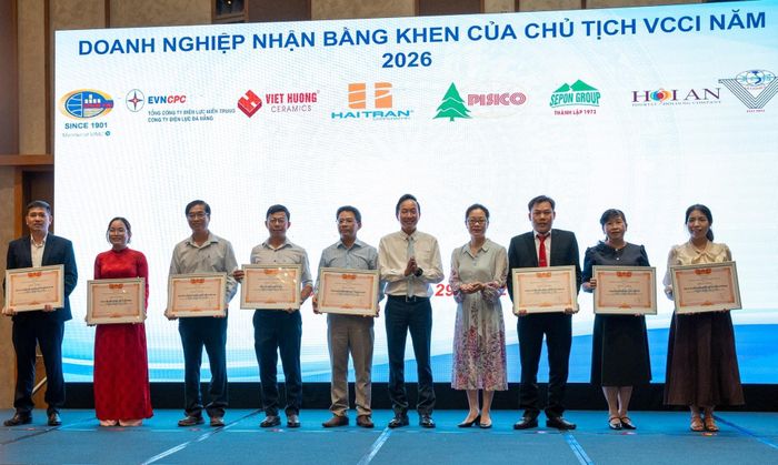 Lãnh đạo VCCI trao Bằng khen cho các doanh nghiệp tiêu biểu. Ảnh: T.CÔNG