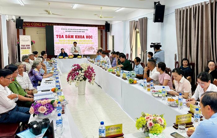 Các nhà nghiên cứu, nhà khoa học và nhân chứng lịch sử tham dự tọa đàm. Ảnh: ALĂNG NGƯỚC