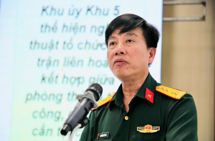 Đại biểu tham luận, gợi mở nhiều nội dung lịch sử quan trọng về di tích Căn cứ Khu ủy Khu 5. Ảnh: ALĂNG NGƯỚC